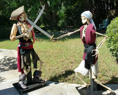 aword fighting pirate skeleton display